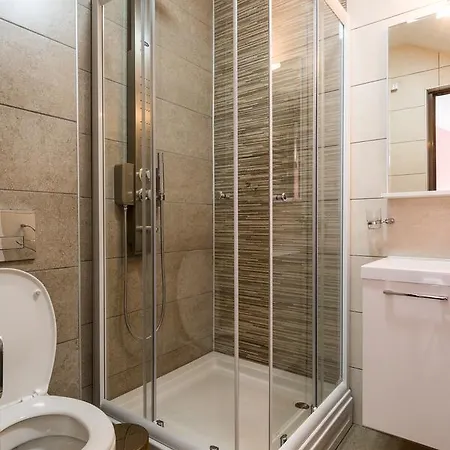 Hostel Prenociste Hrast *