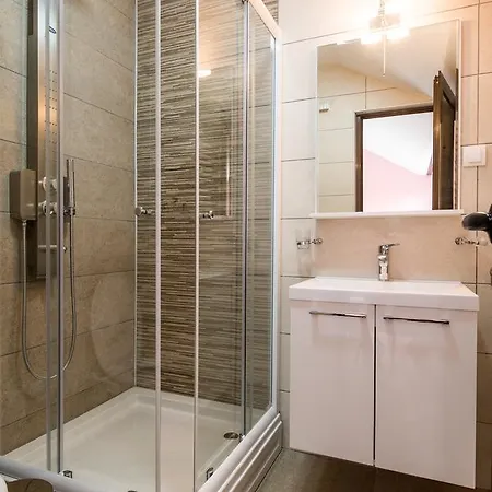 Hostel Prenociste Hrast *