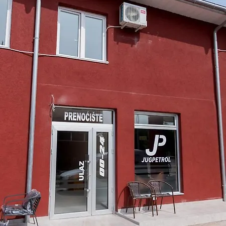 Hostel Prenociste Hrast Paraćin