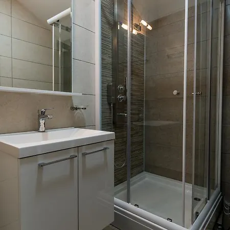 Prenociste Hrast Hostel *